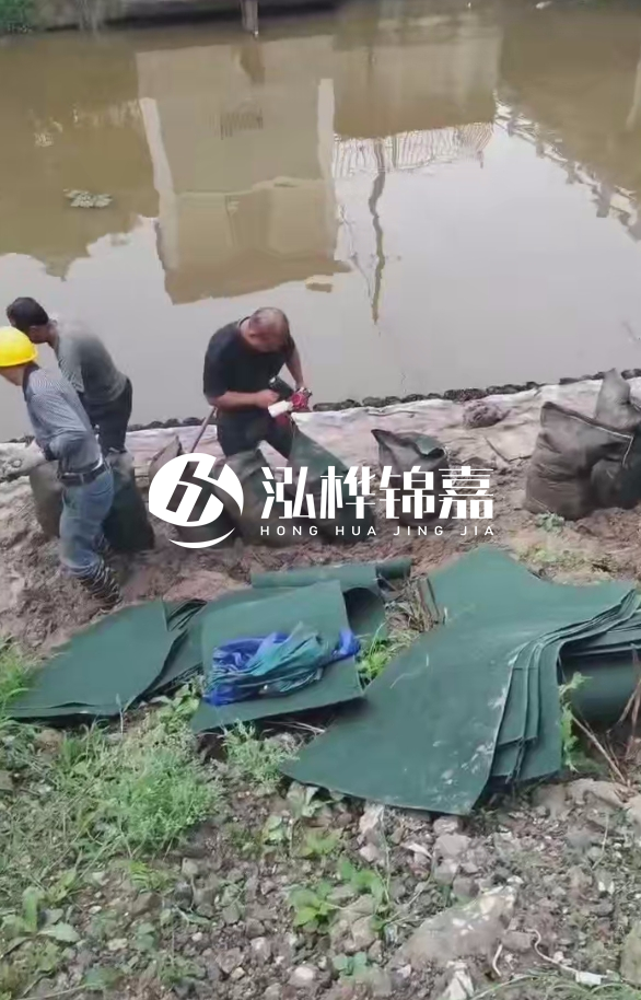 鄭州專業(yè)挖機打木樁-地基加固中挖機打木樁的優(yōu)勢？